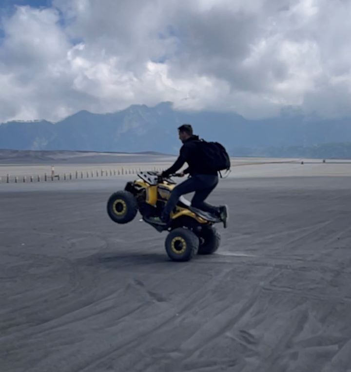 ruta por indonesia chico subido en quad levantando rueda